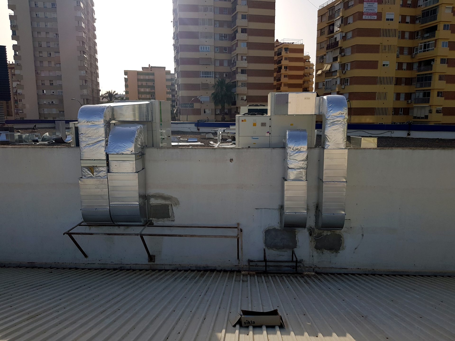 Equipos y conductos de climatización instalados en azotea
