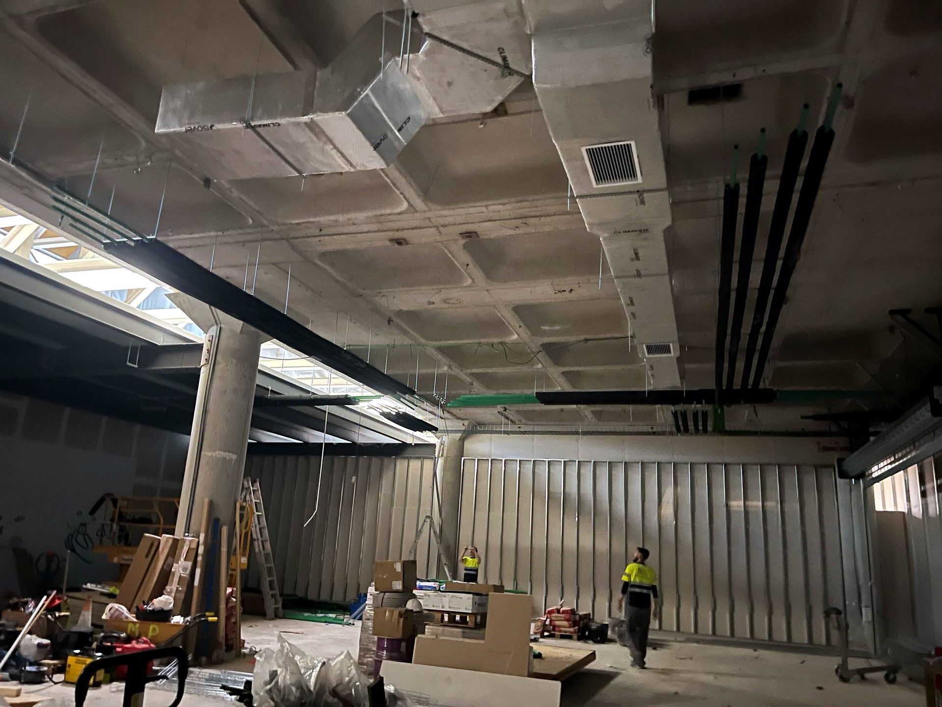 Instalación de climatización y conductos en nave industrial