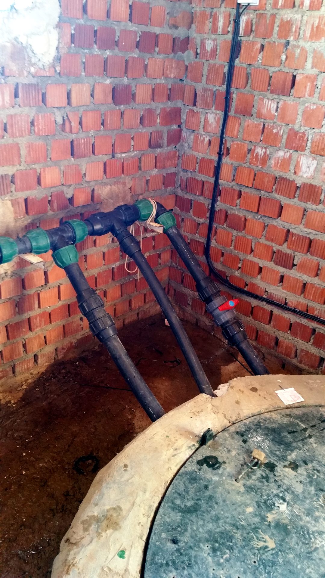 Acometida de tuberías de agua en depósito enterrado