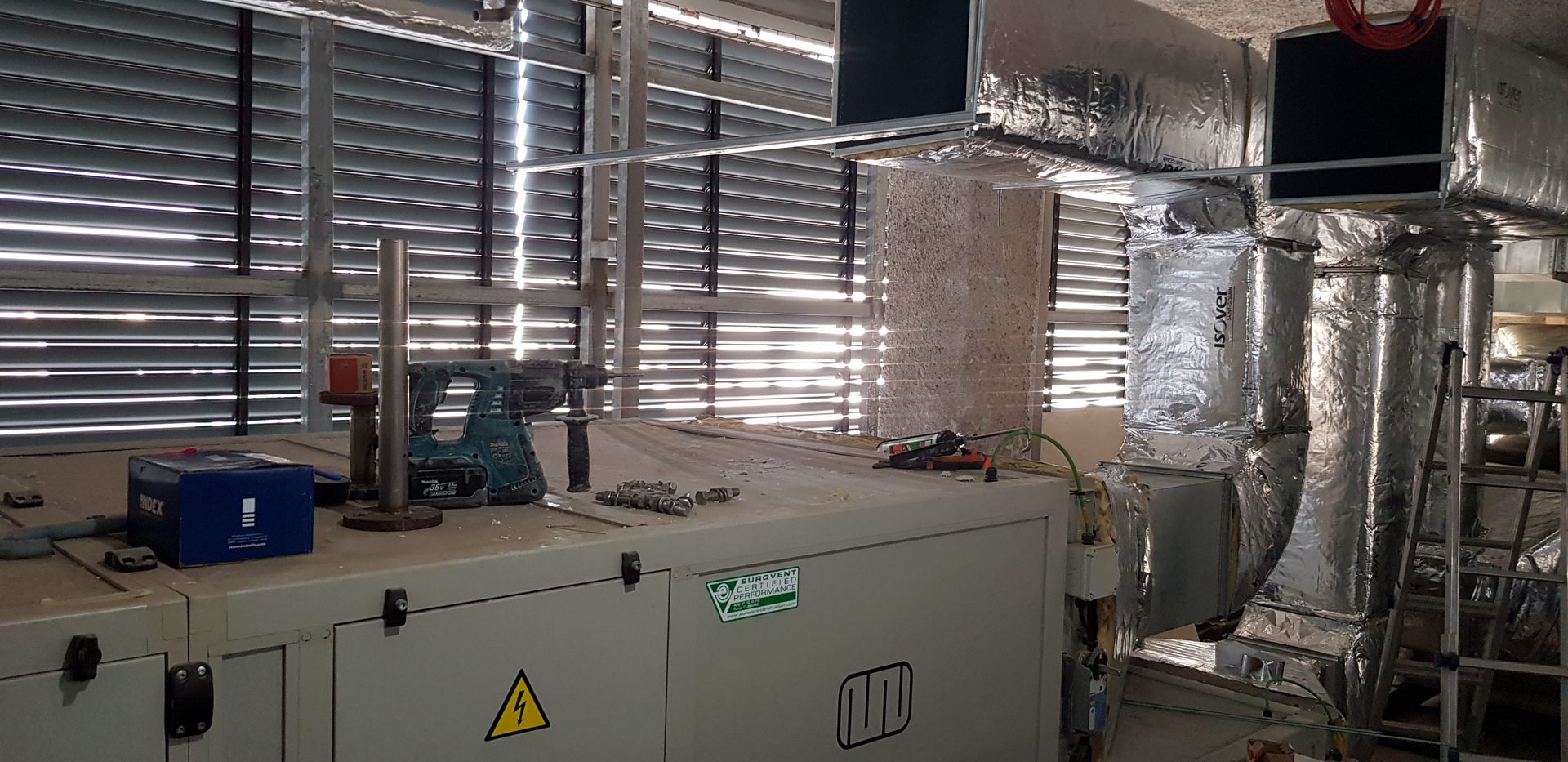 Conductos de climatización aislados en techo técnico