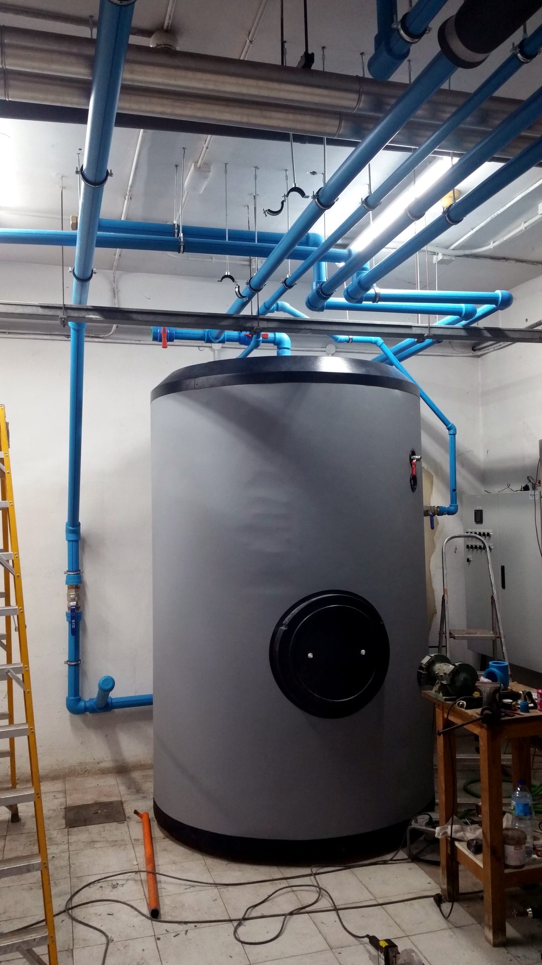 Sala de calderas industriales con depósito y tuberías